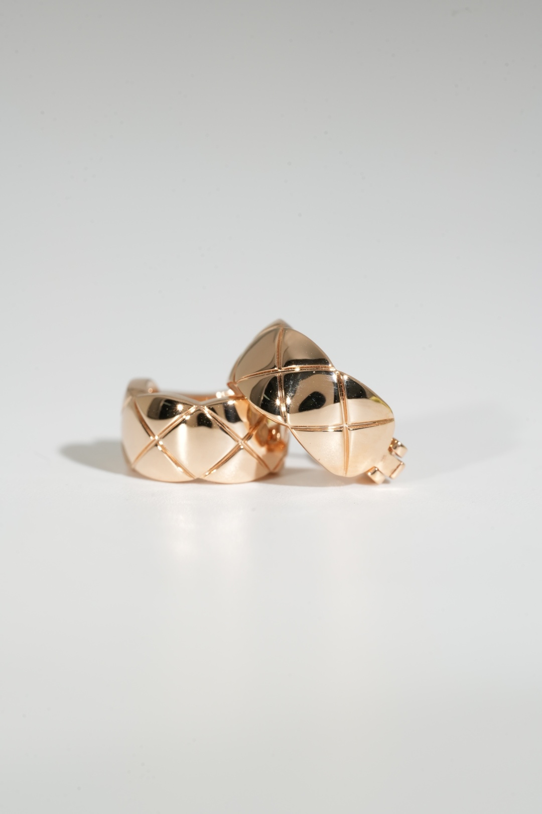 Quilted-pattern hoop earrings