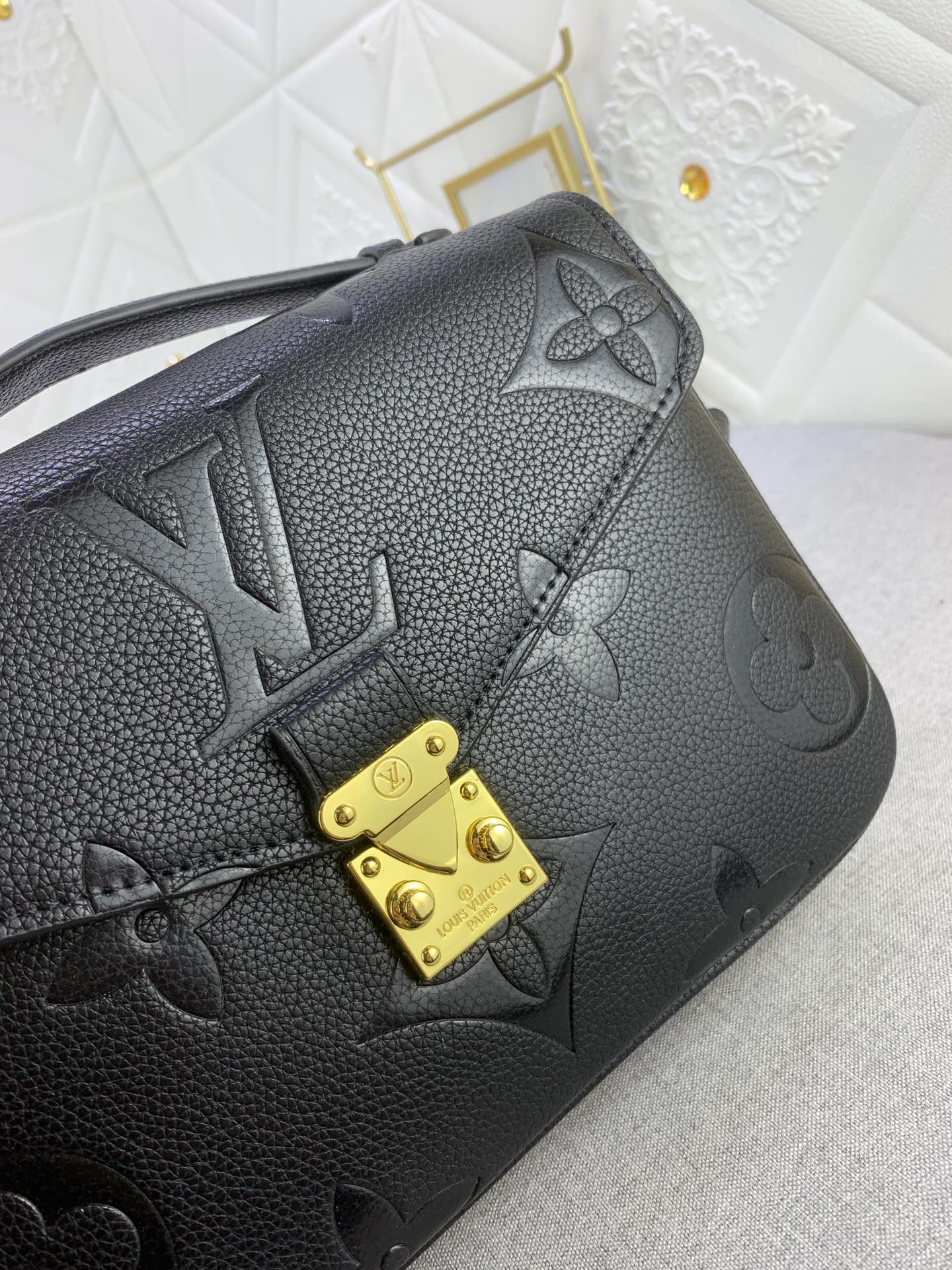 Louis Vuitton Pochette Metis Black 25Cm
