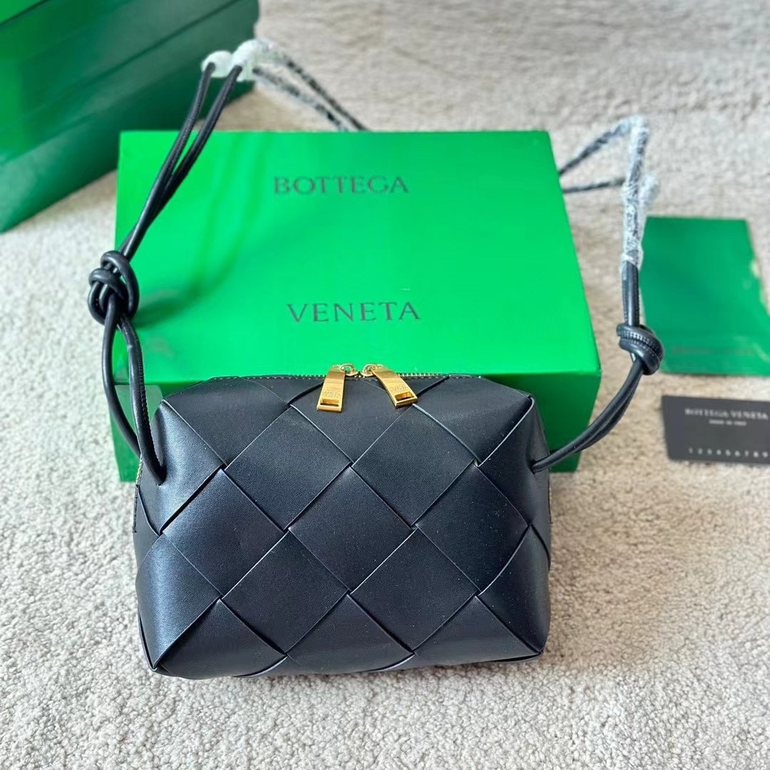 Bottega Veneta Small Camera Bag Mxn 52 400 Black 18Cm