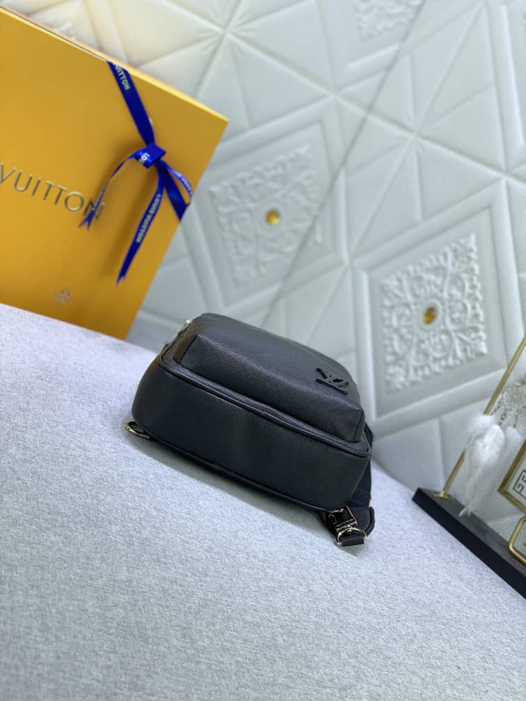Louis Vuitton Avenue Nm Crossbody Bag Black 31Cm M30971