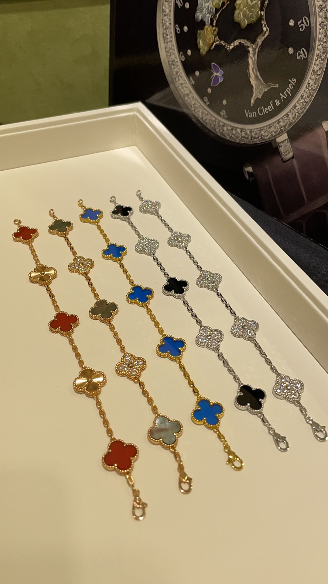 Four-leaf clover and five-flower bracelet
