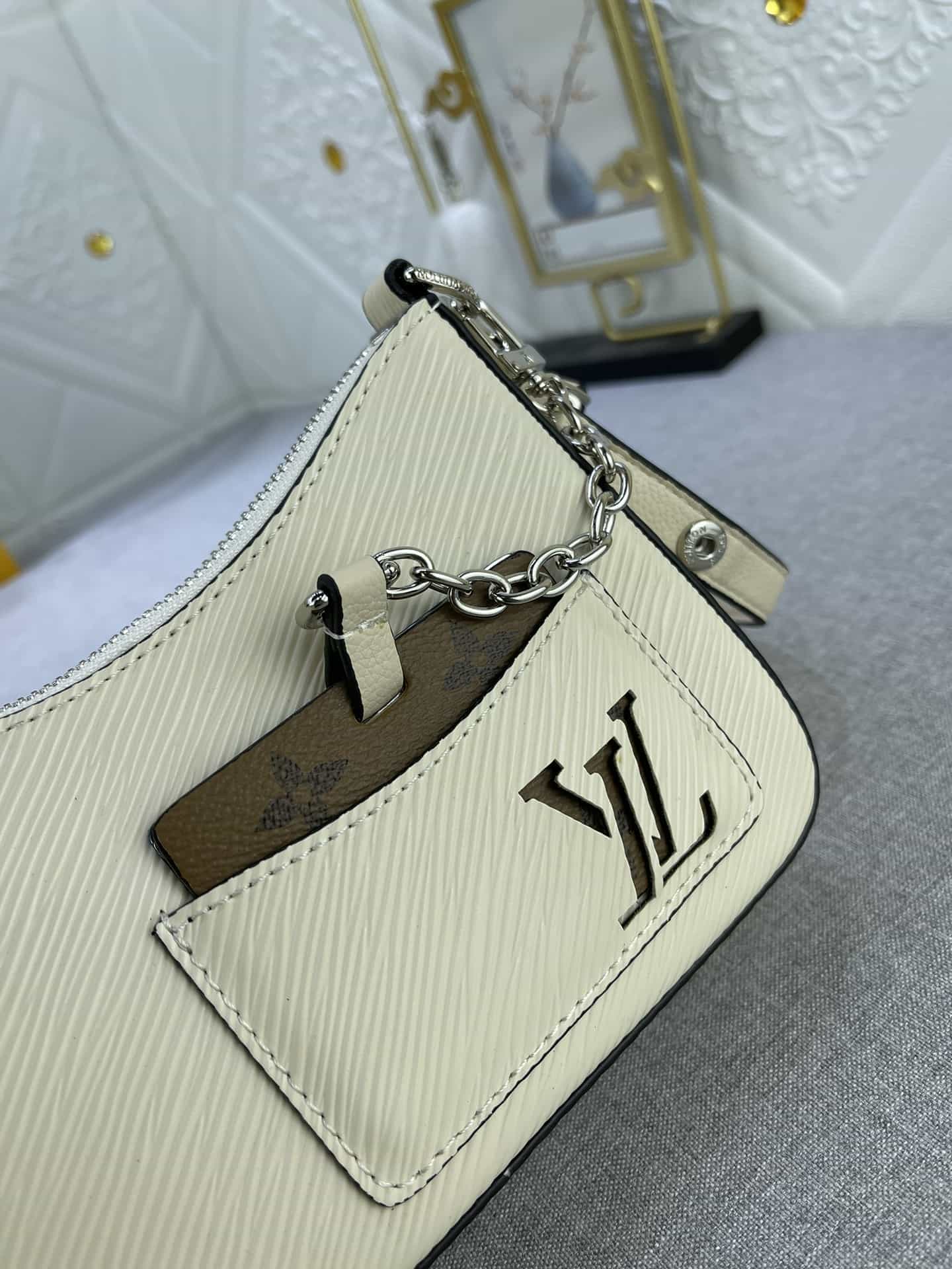 Louis Vuitton Marelle Quartz White 19 Cm
