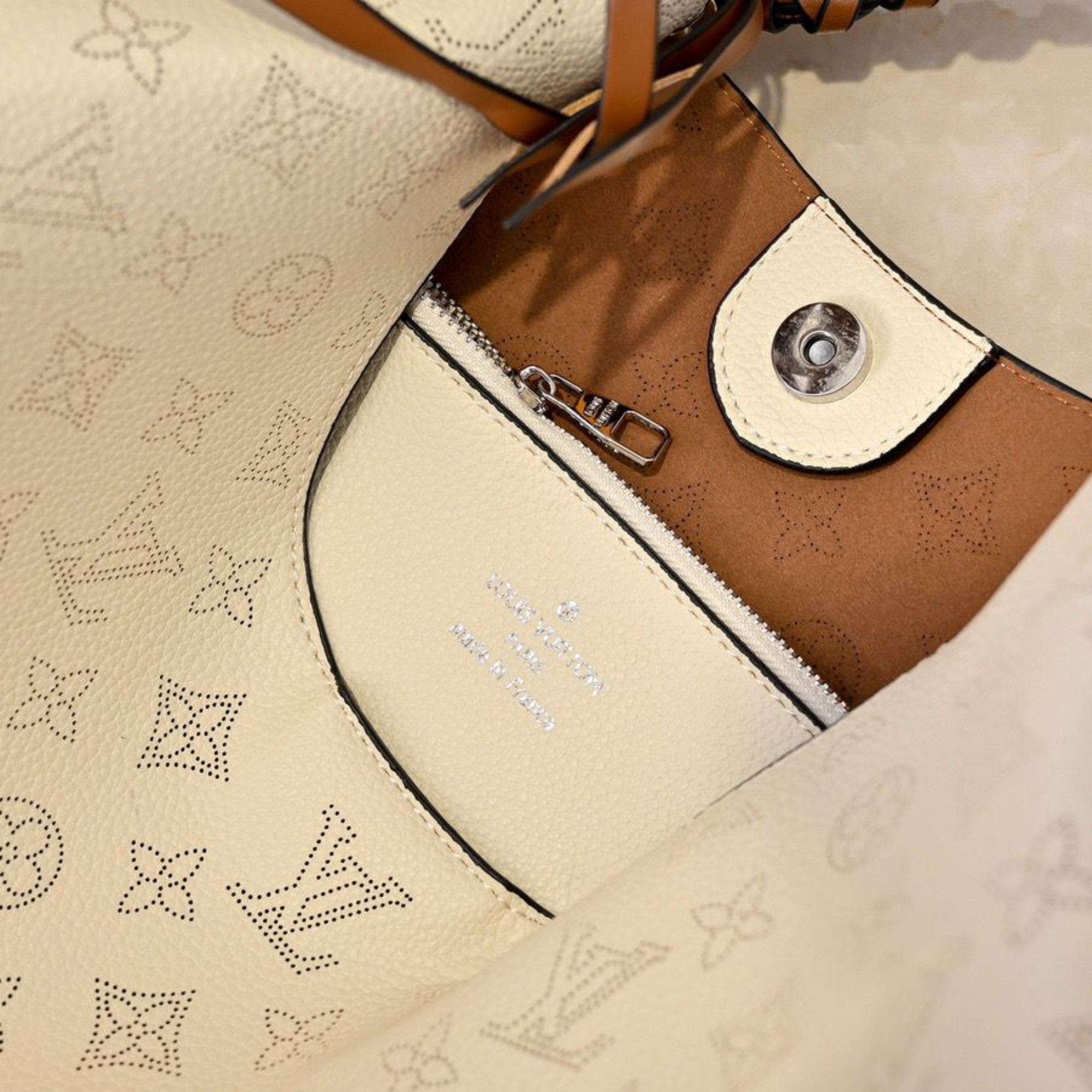 Louis Vuitton Carmel Hobo Bag 40cm/15.75in
