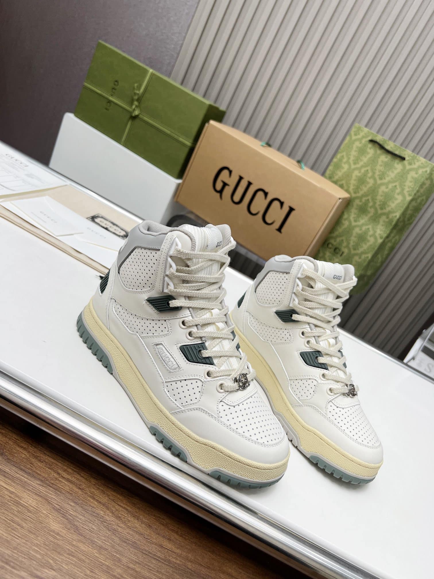 Gucci Women’S High Top Distressed Effect Sneaker White 765437 Aacv6 9161