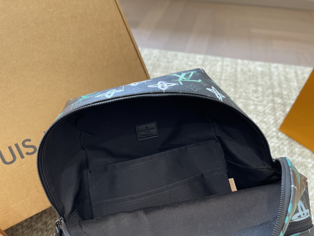 Louis Vuitton Discovery Backpack Graffiti Green 36Cm M21395