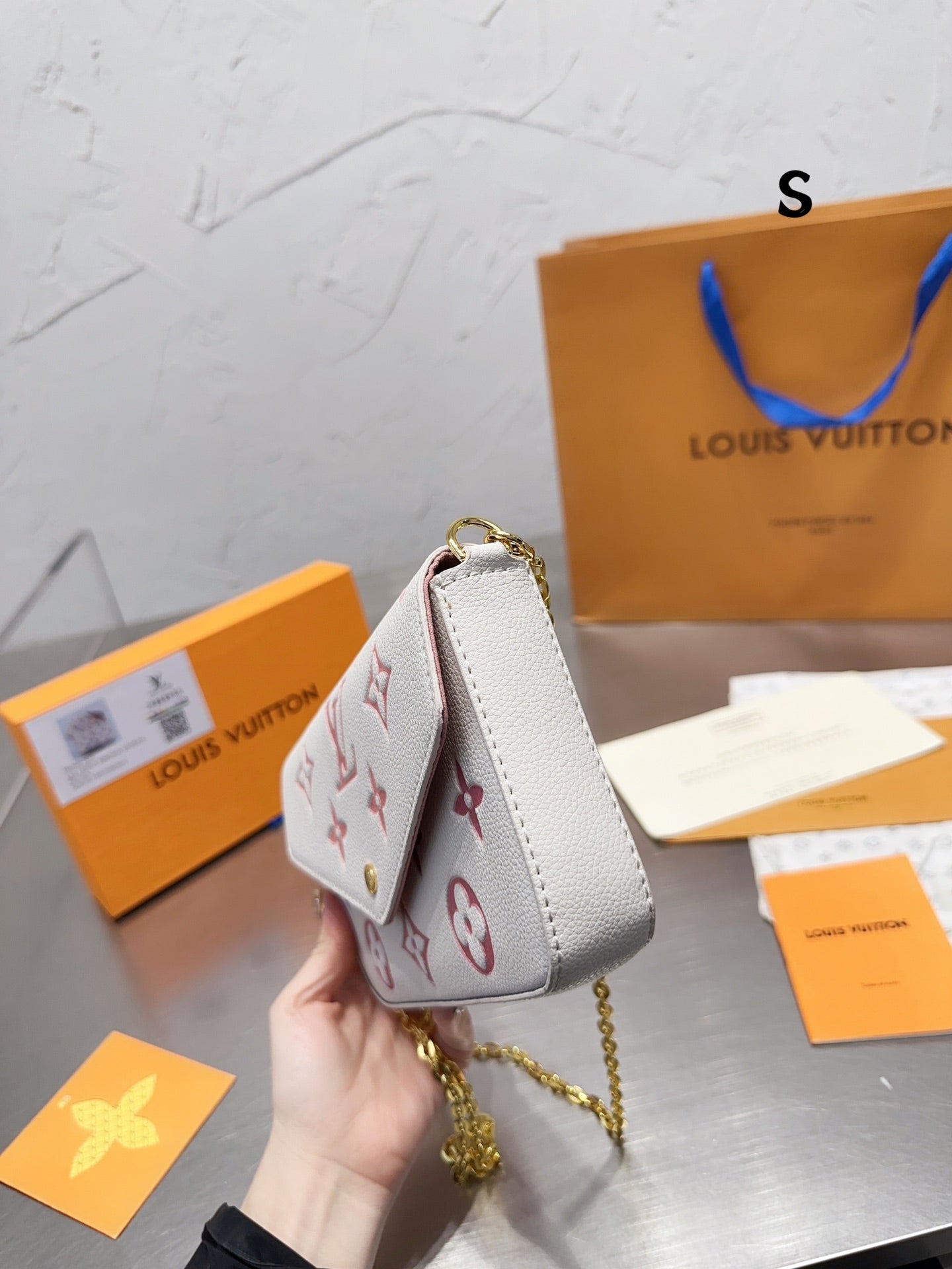Louis Vuitton Felicie Pochette White And Pink 21Cm M82047