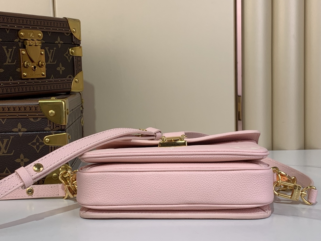 LV-M14208 Pochette Métis East West