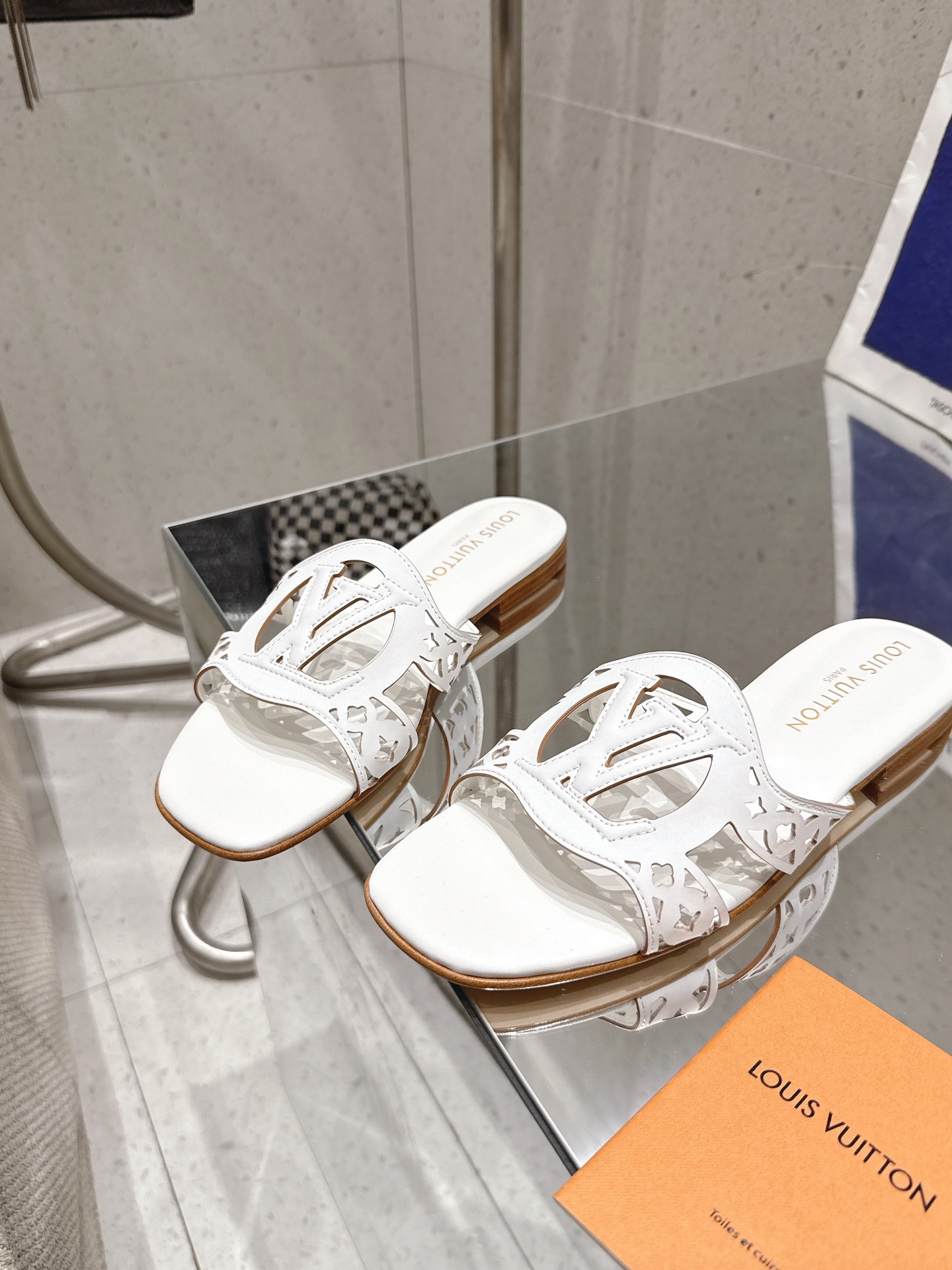 Louis Vuitton LV Isola Flat Mule White 1AGYPA