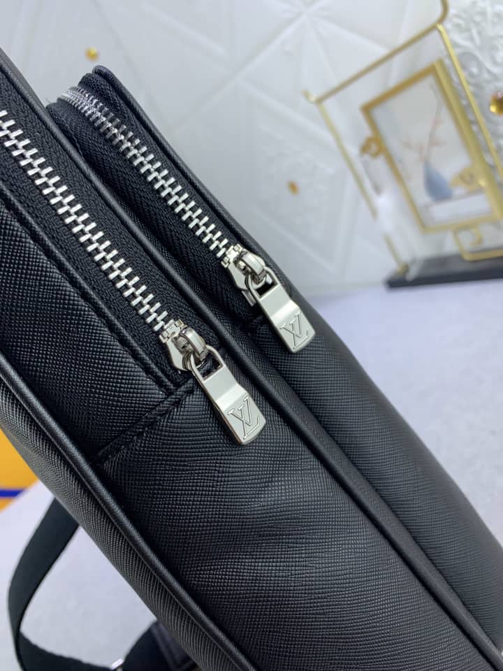 Louis Vuitton Avenue Nm Crossbody Bag Black 31Cm M30971