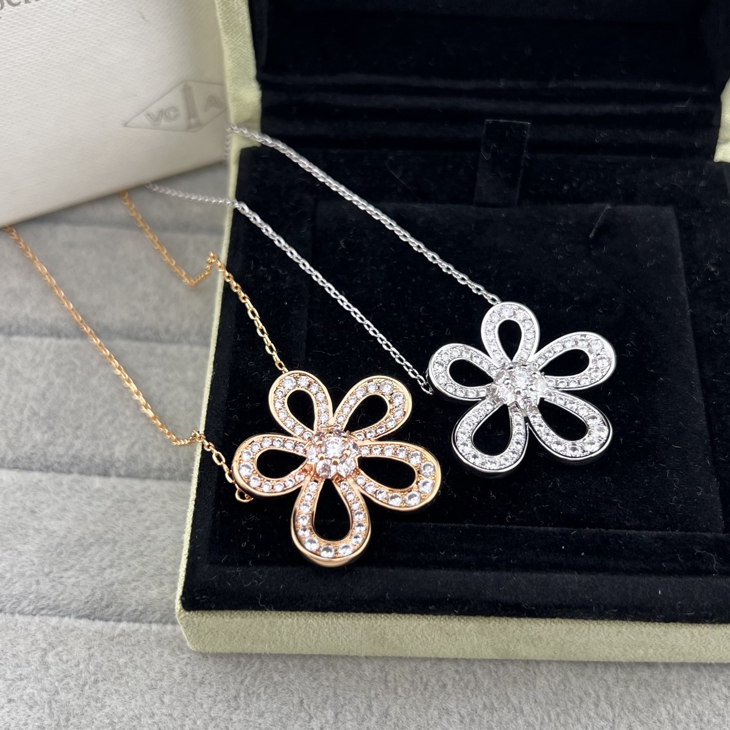 Open 5-petal flower diamond pendant necklace