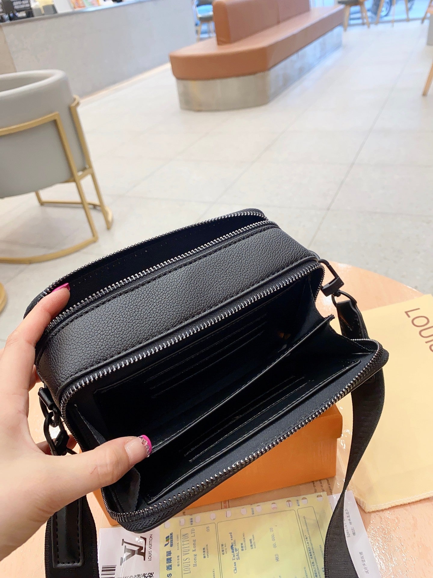 Louis Vuitton Alpha Wearable Wallet Black 18.5Cm M59161