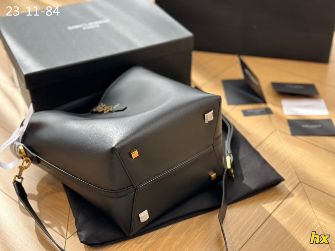 Saint Laurent Le 37 In Shiny Leather Black 25Cm