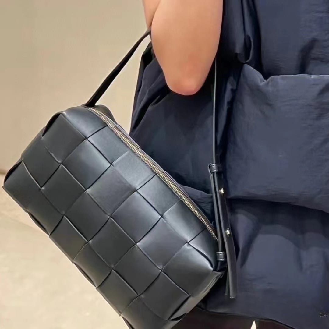 Bottega Veneta Brick Leather Bag Black 28Cm