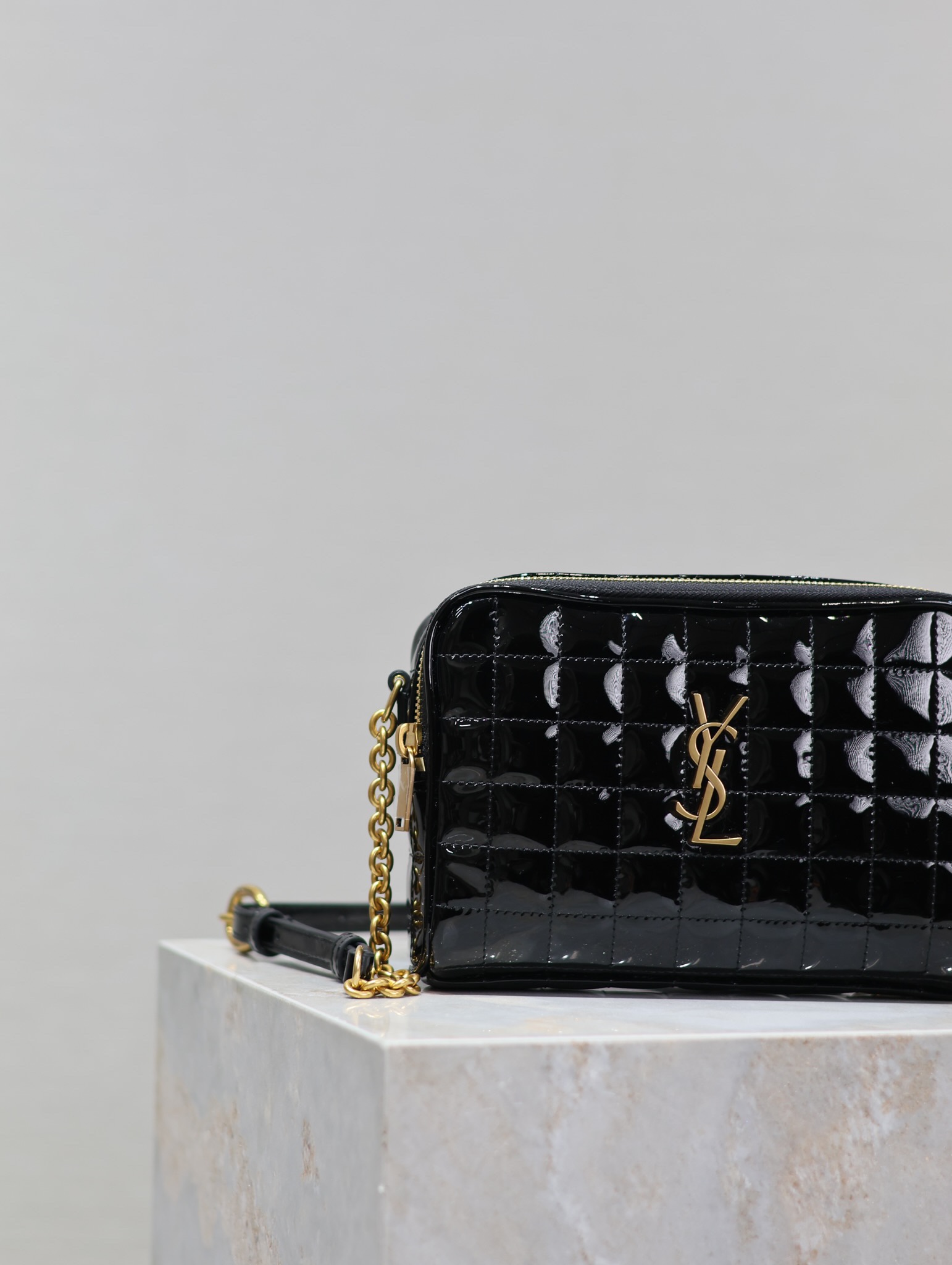 LE CASSANDRE MATELASSÉ CARRÉ Lambskin Camera Bag
