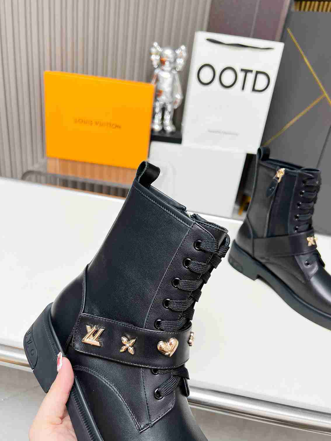 Louis Vuitton Citizen Boots Black 1Adazr