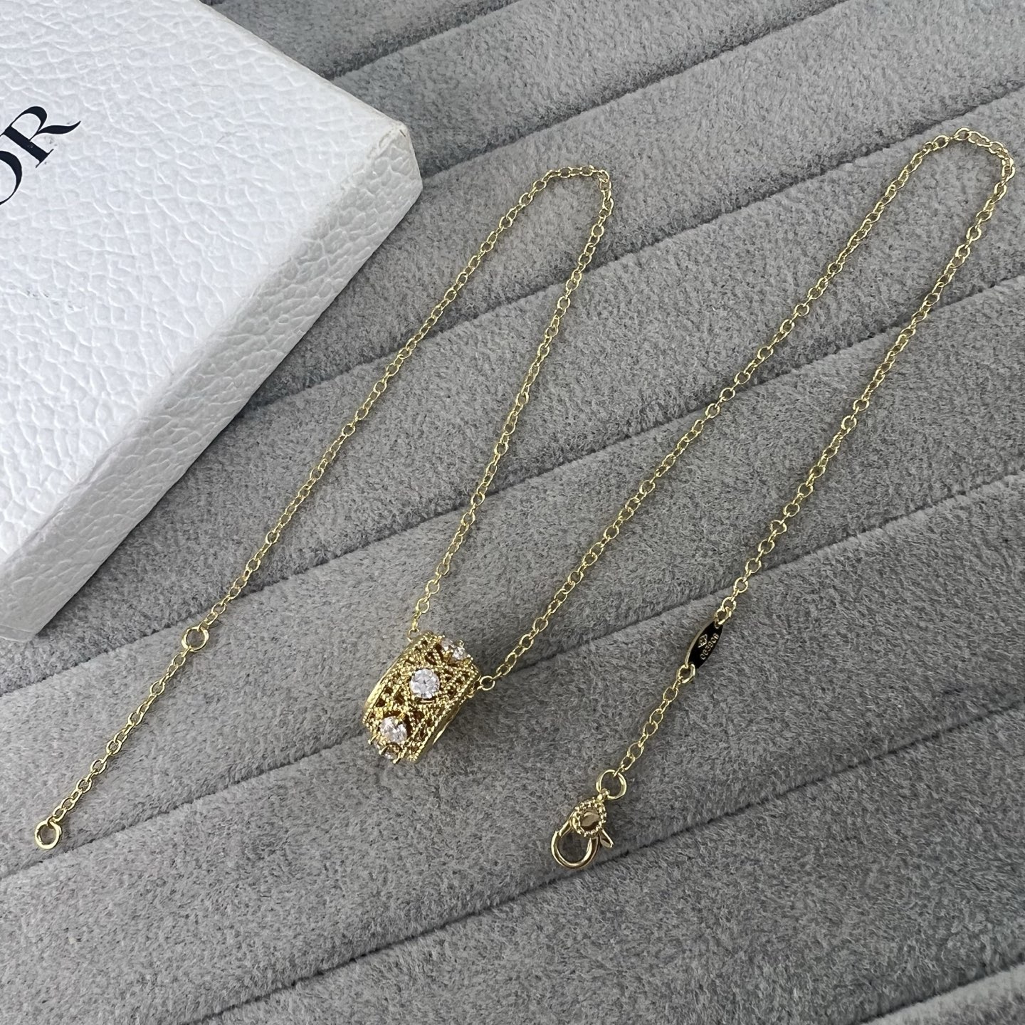 Twisted-rope mesh pendant necklace with a central diamond