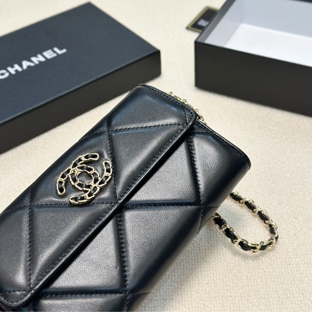 Chanel Flap Bag Black 19Cm