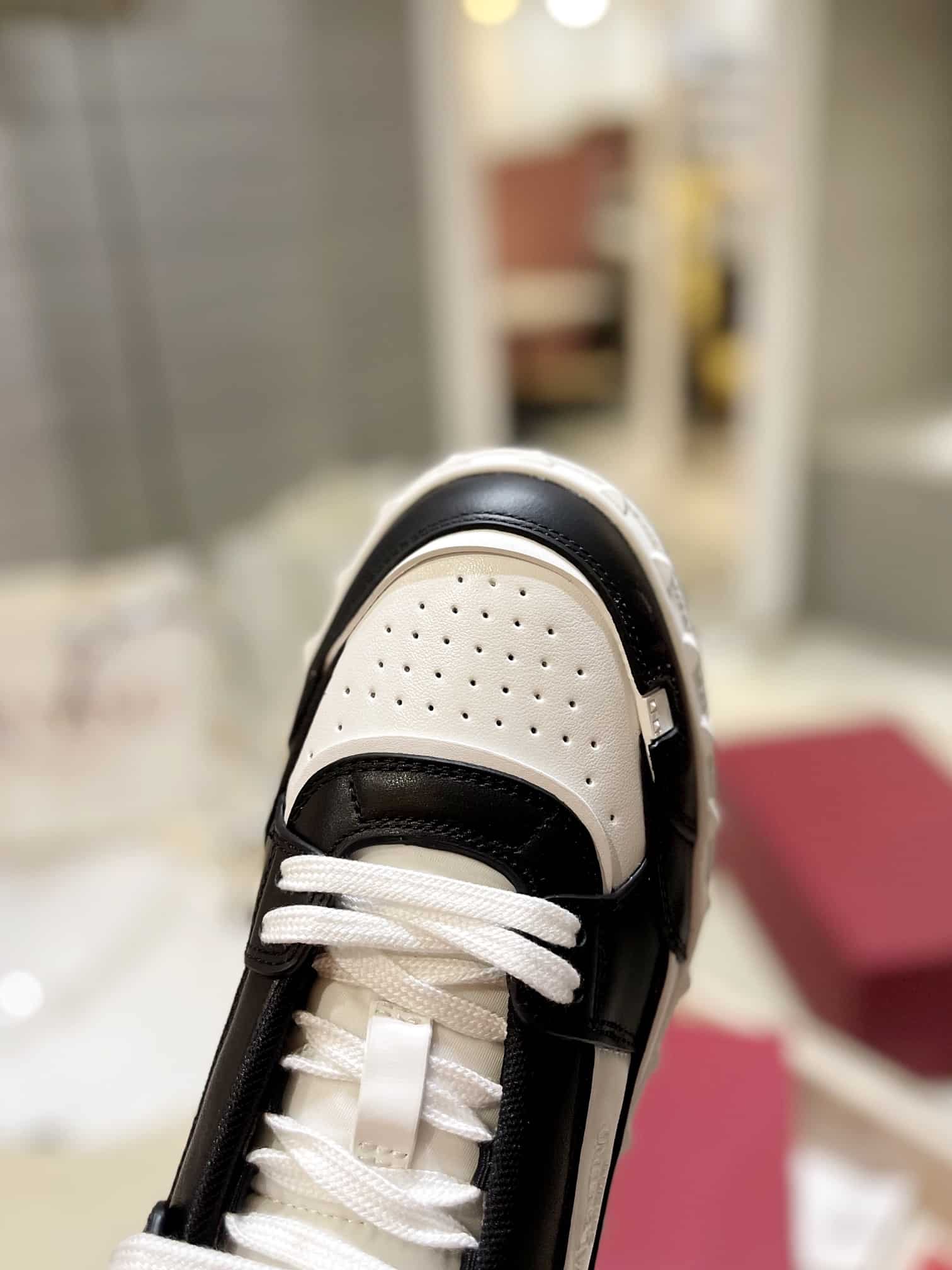 Valentino Garavani Freedots Low Top Sneaker In Calfskin Black 4Y2S0H43Rdg 0Ni