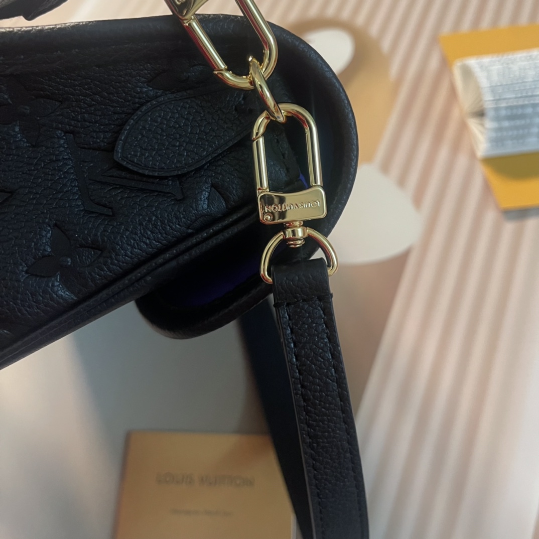 Louis Vuitton M46386 Diane Black