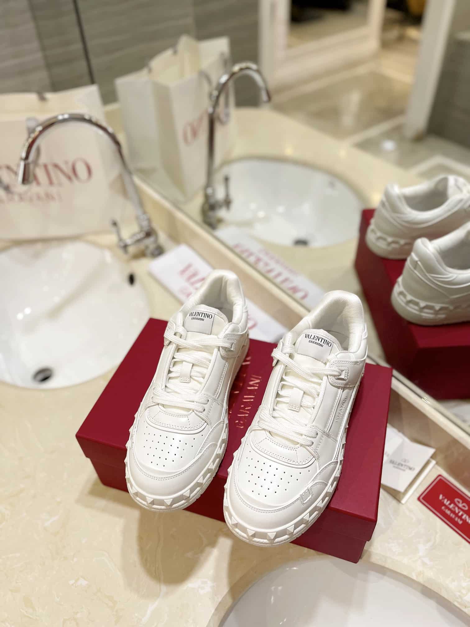 Valentino Garavani Freedots Low Top Sneaker In Calfskin White 4Y2S0H43Rdg 0Bo