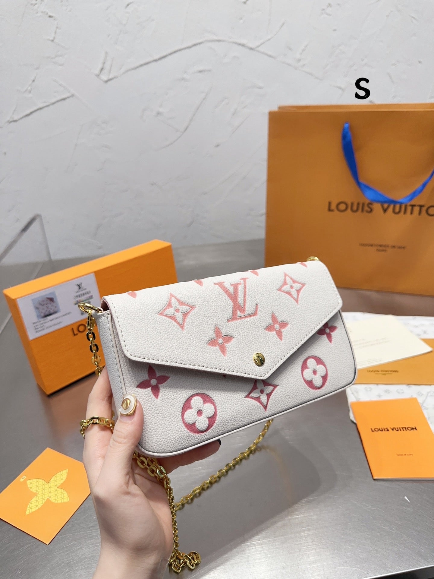 Louis Vuitton Felicie Pochette White And Pink 21Cm M82047