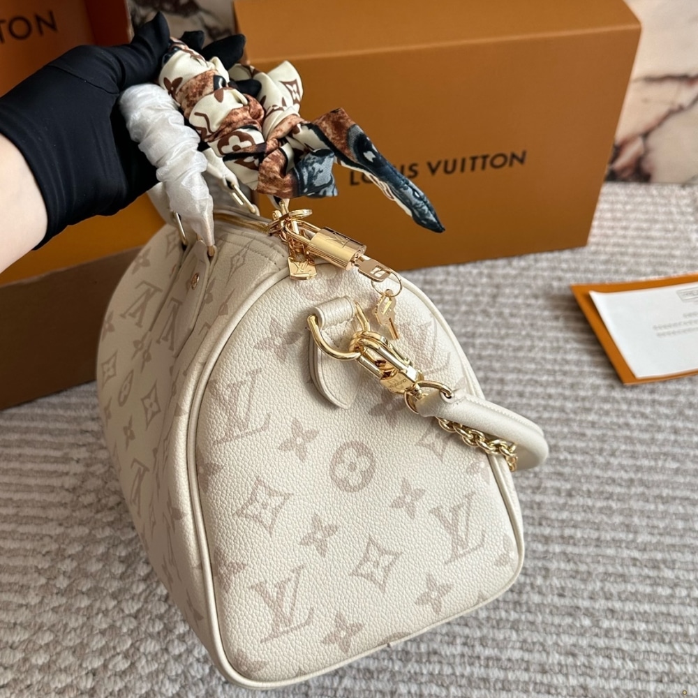 Louis Vuitton Speedy Bandoulière 25 Cream 25Cm M26690