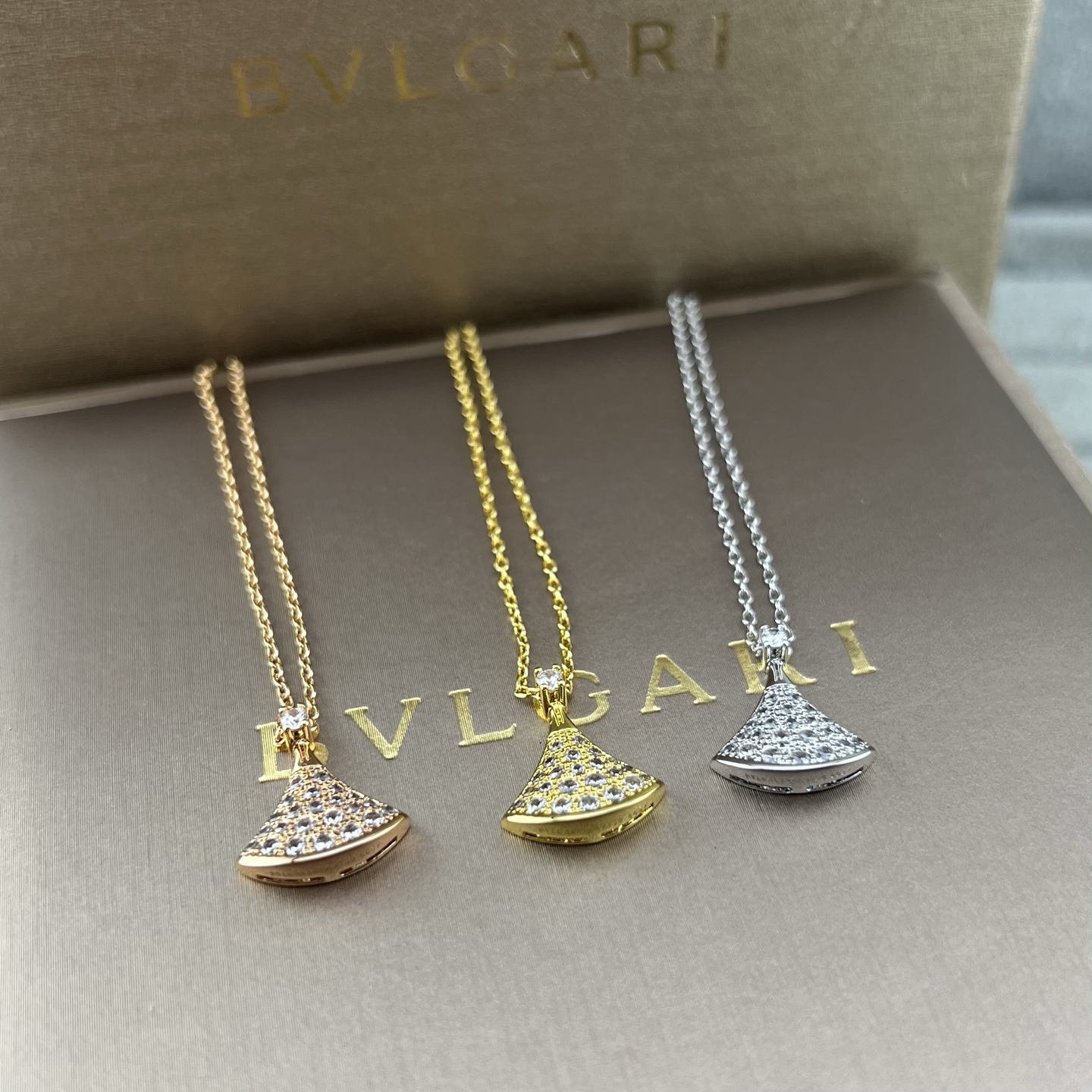 Diamond fan-shaped necklace