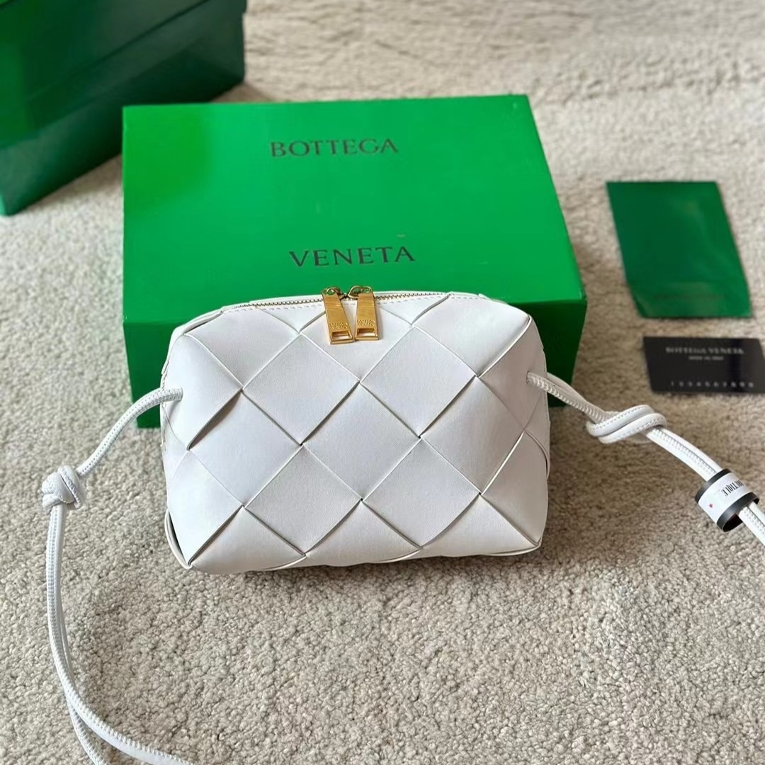 Bottega Veneta Small Camera Bag Mxn 52 400 White 18Cm
