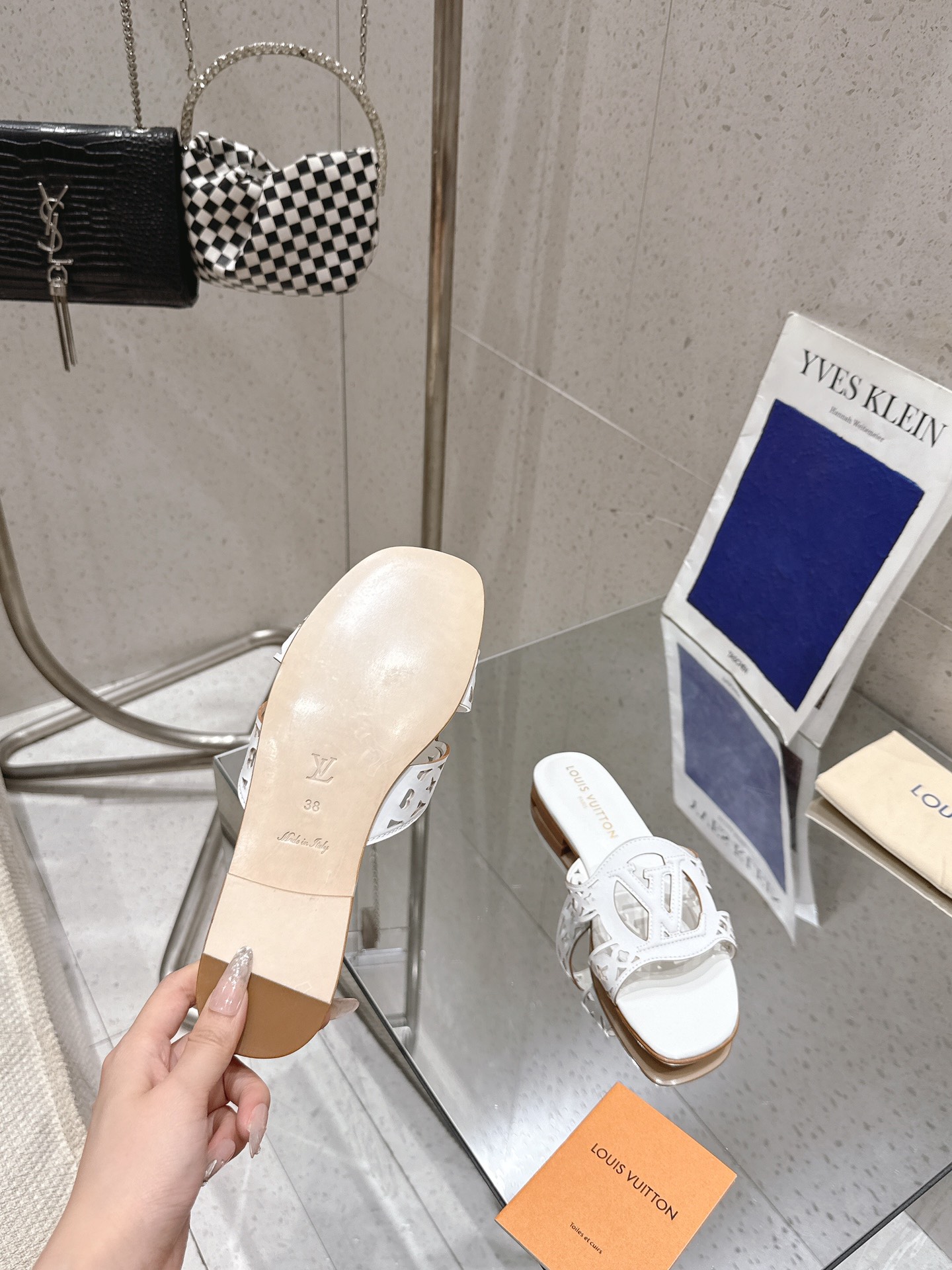 Louis Vuitton LV Isola Flat Mule White 1AGYPA