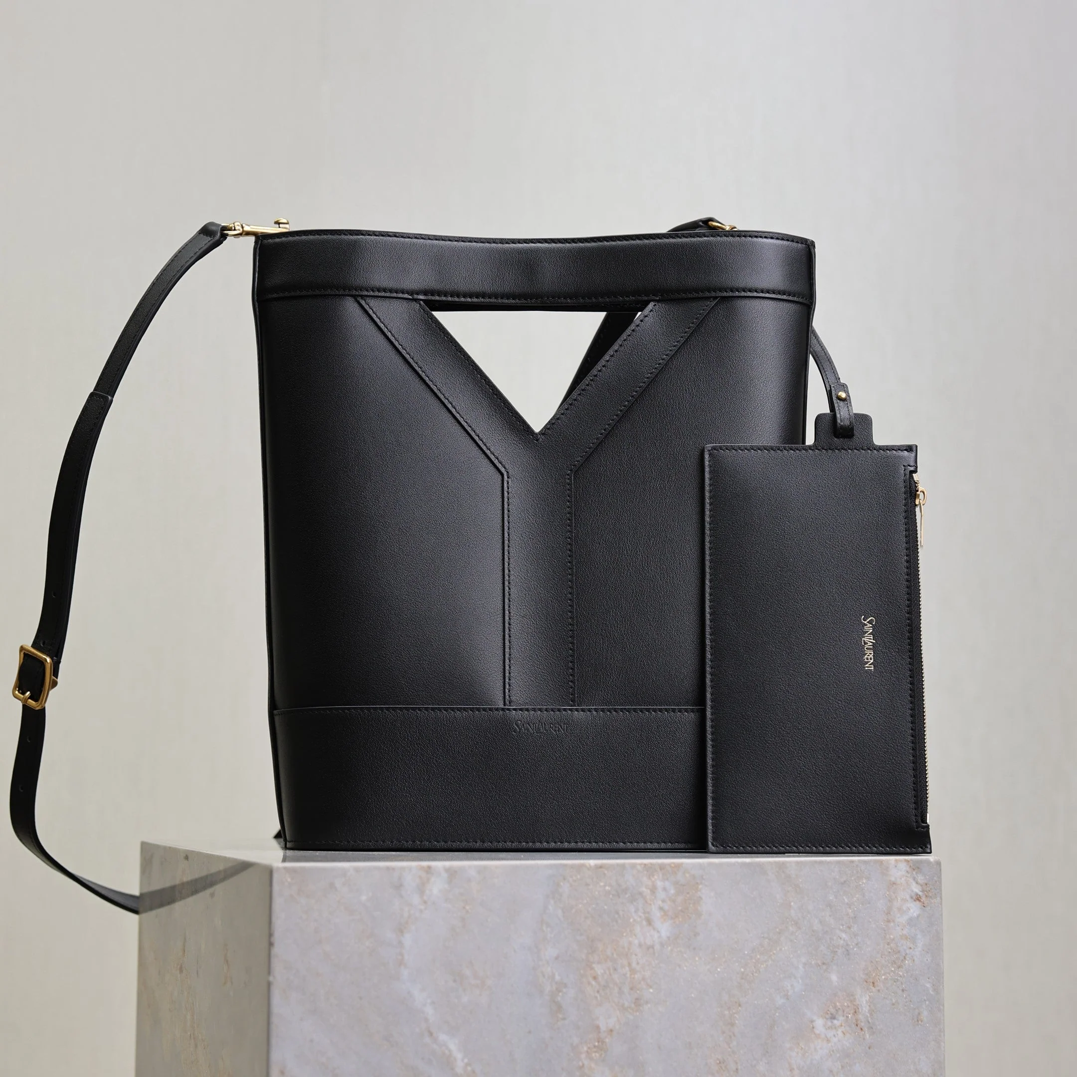Y Small Bucket 23cm Black Leather