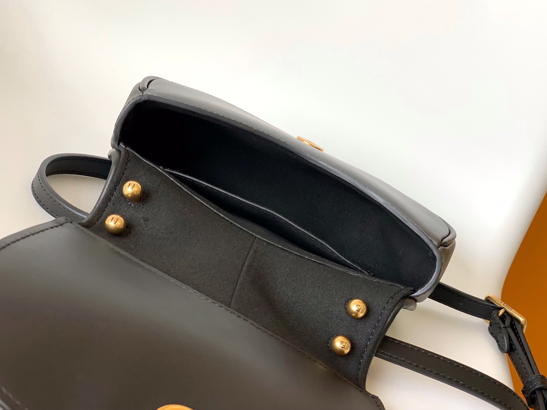 Fendi C’mon Medium Shoulder Bag Black 21cm/ 8.3in