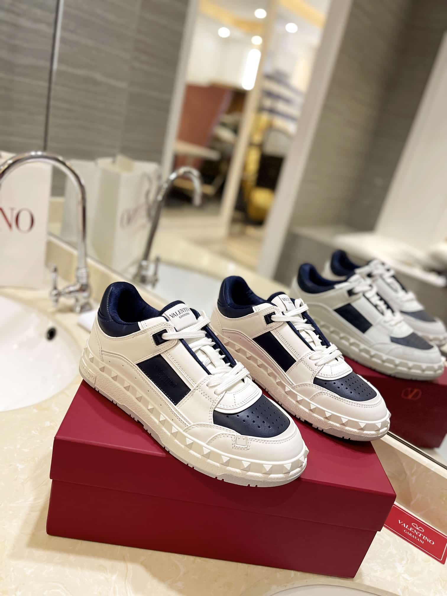 Valentino Garavani Freedots Low Top Sneaker In Calfskin Blue 4Y2S0H43Rdg Fc6
