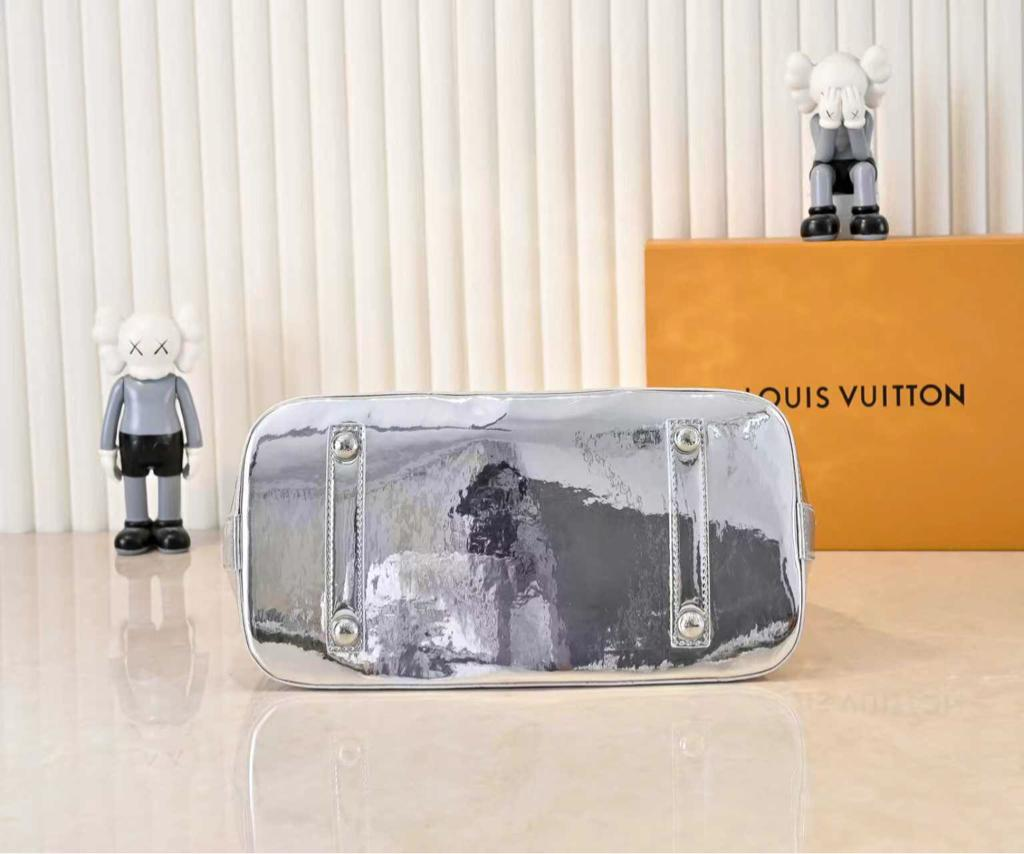 Louis Vuitton Alma Travel 39/15.4in M26410