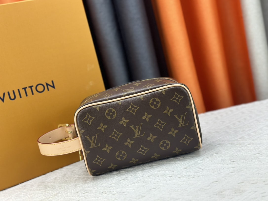 Louis Vuitton Trousse Toilette Locker Dopp Kit 23Cm M83112