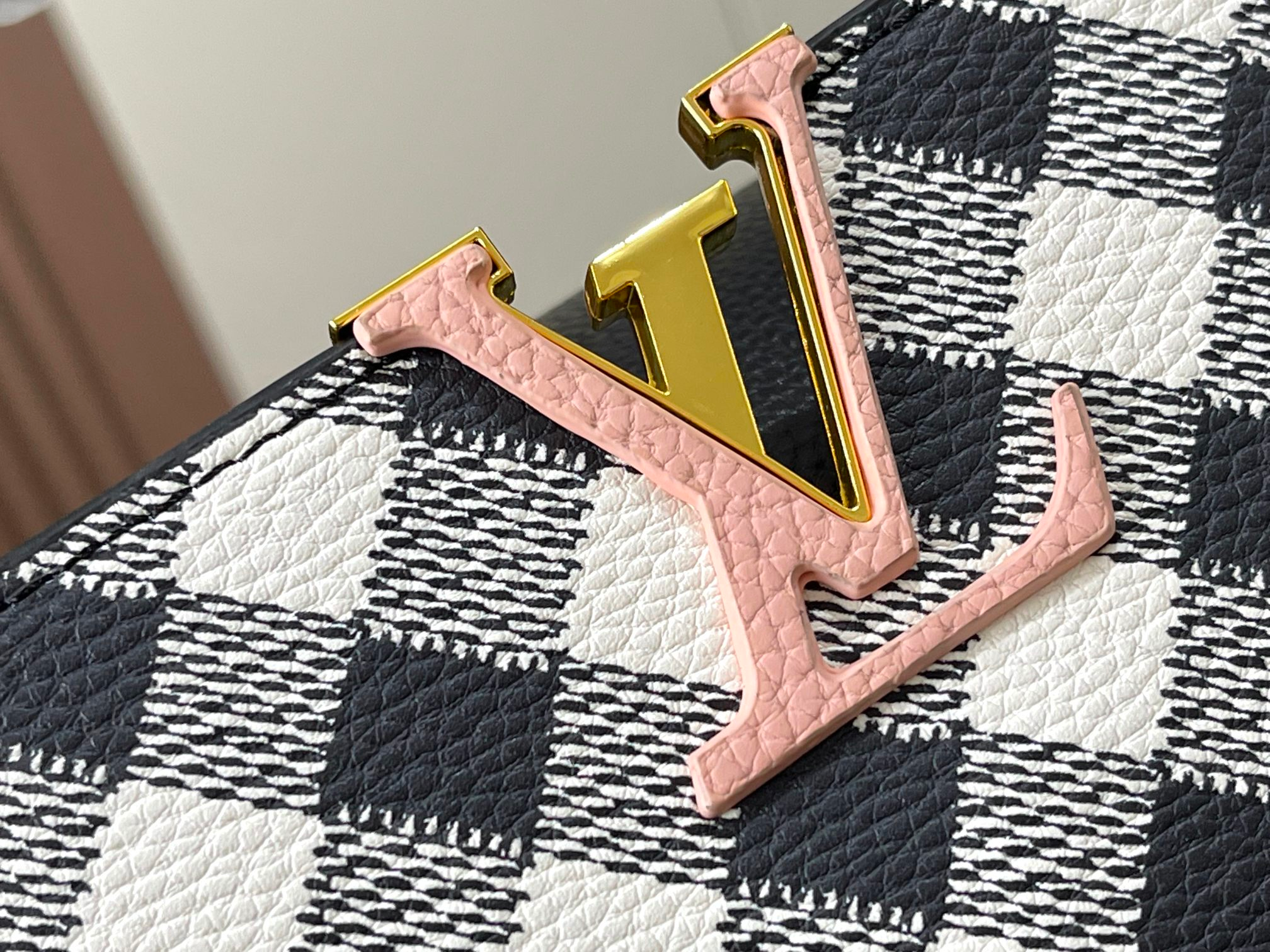 Louis Vuitton Capucines Black 32Cm M20716