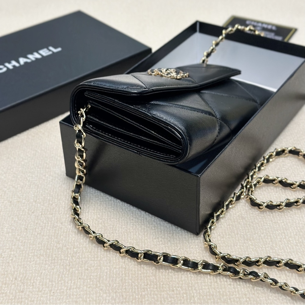 Chanel Flap Bag Black 19Cm