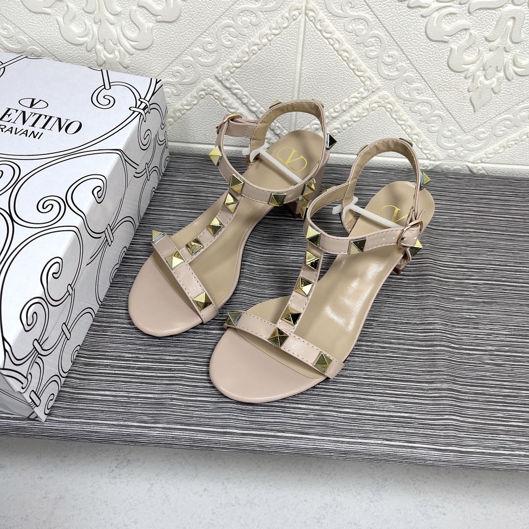 Valentino Garavani Rockstud Calfskin Leather Sandal Beige