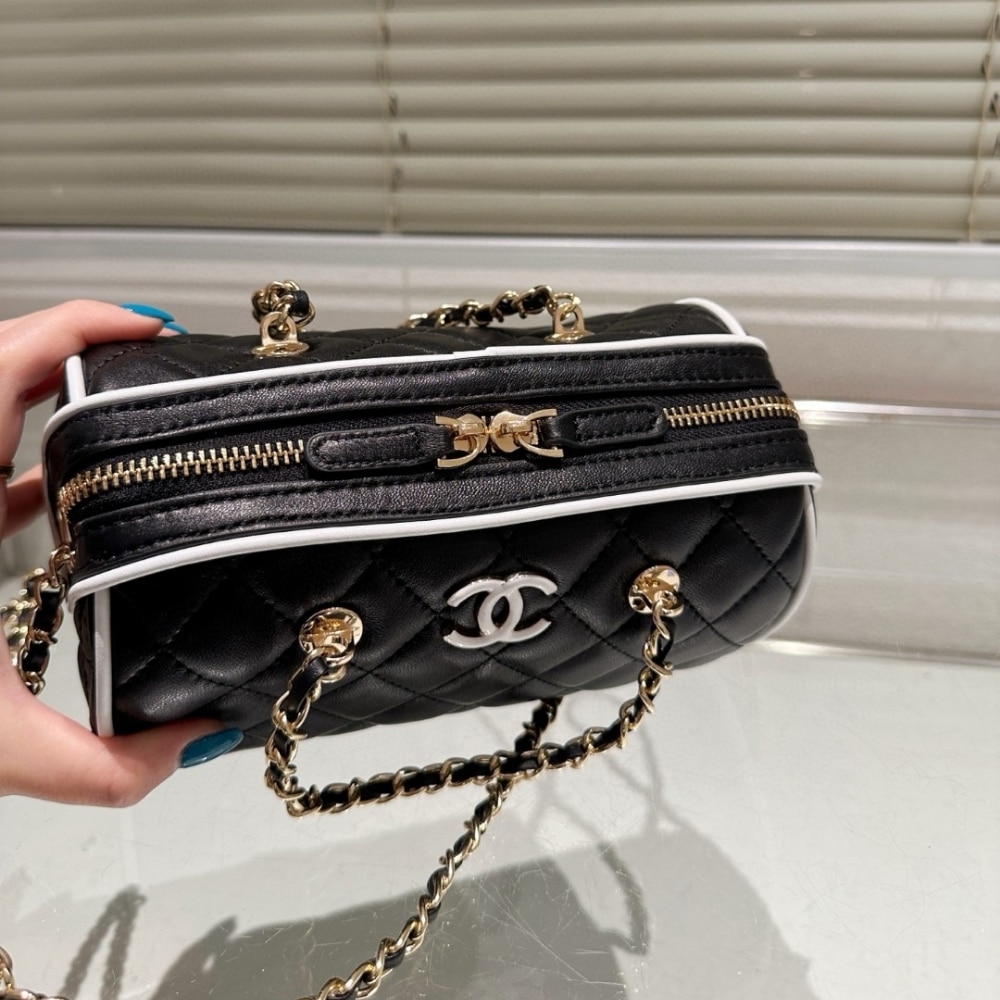 Chanel Clutch With Chain Black And White 18Cm/7in