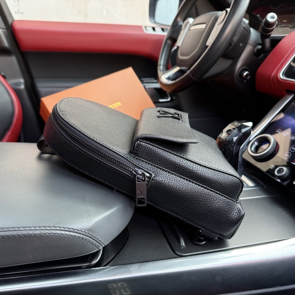 Louis Vuitton Pilot Slingbag Black 30Cm M23736