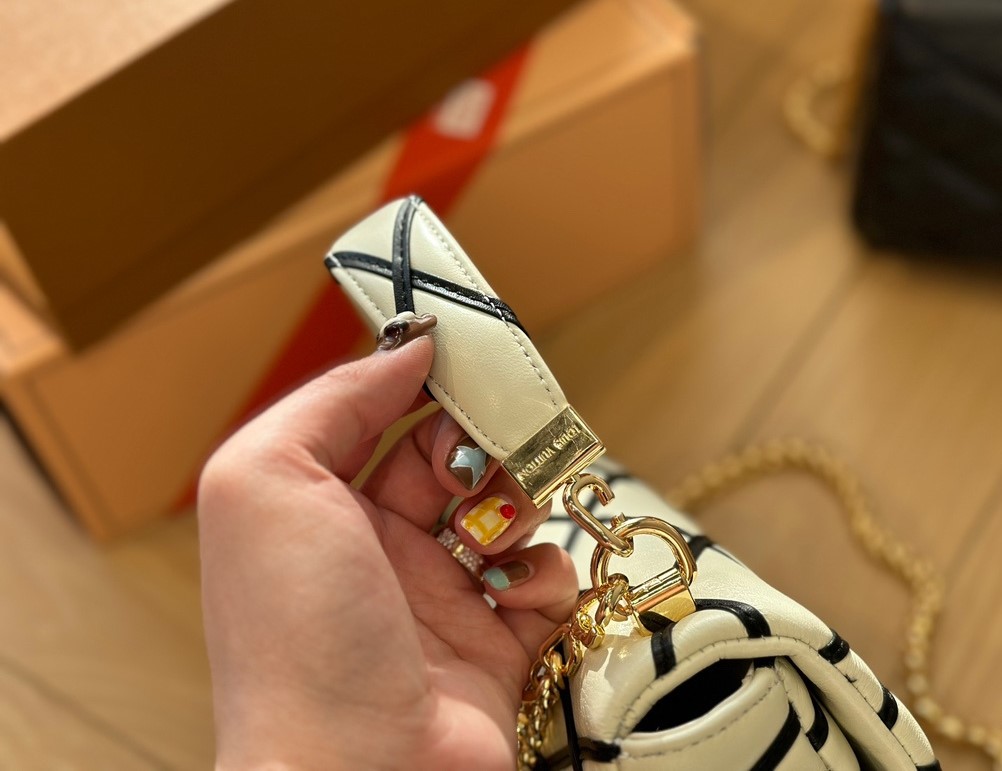 Louis Vuitton Go 14 Mm White Black 22Cm M22890