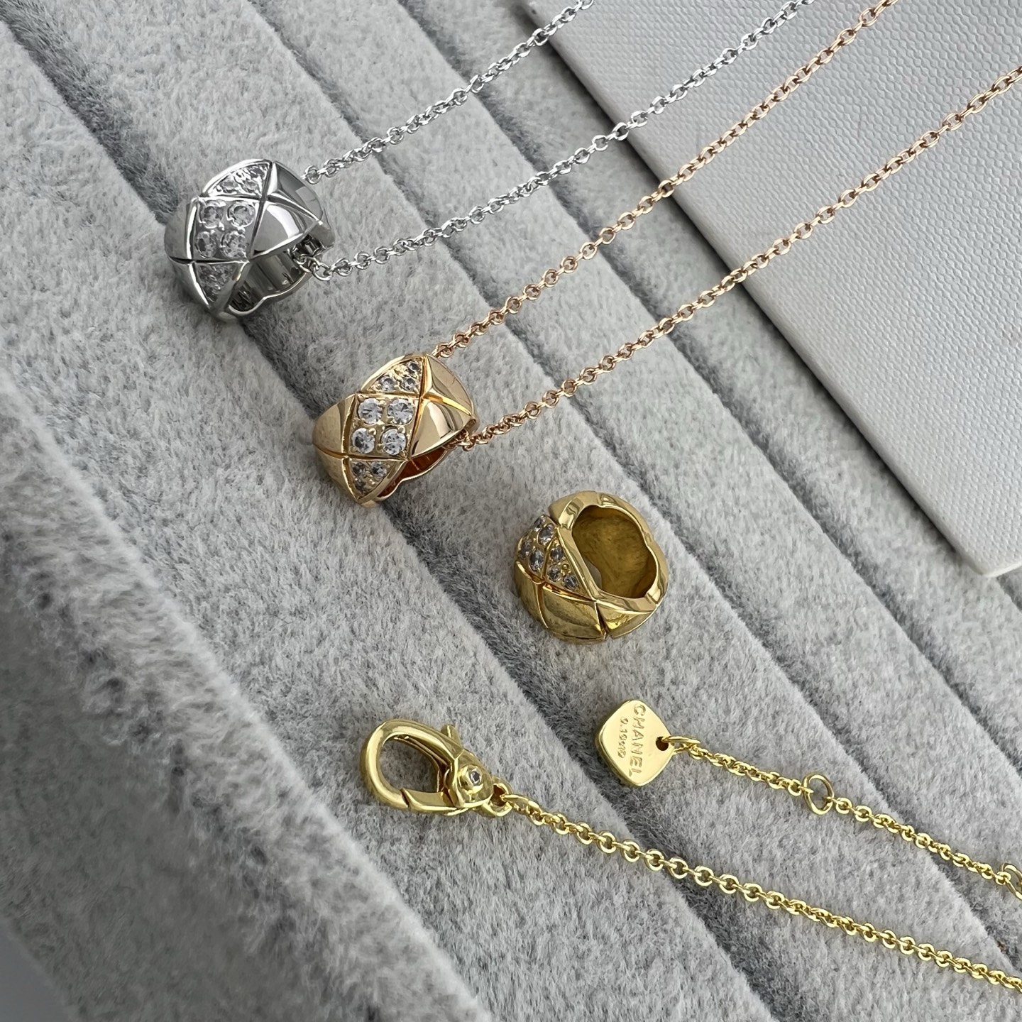Large diamond-patterned pendant necklace