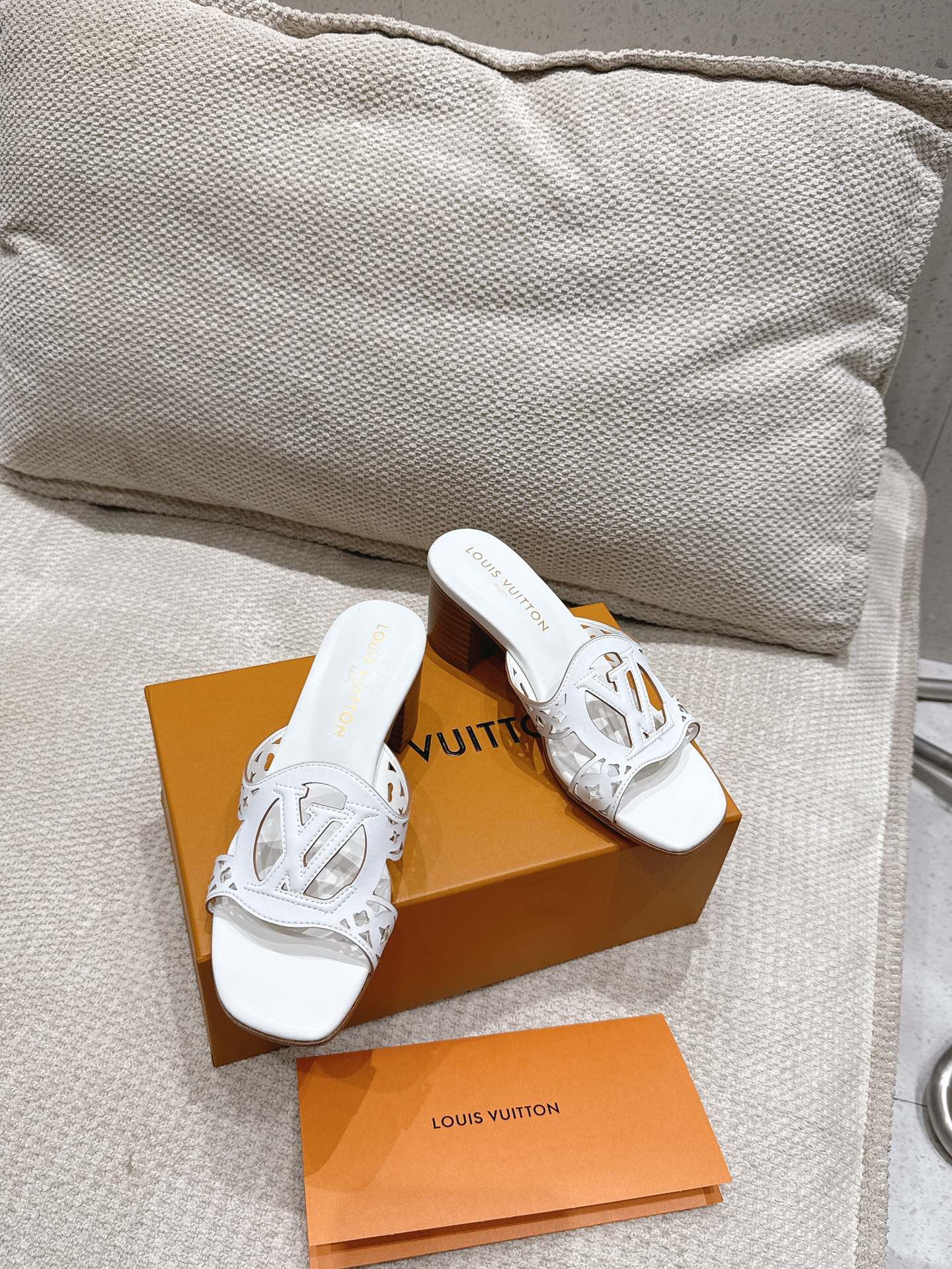 Louis Vuitton LV Isola Flat Mule White Women – 5.5cm Heel / 2.17in