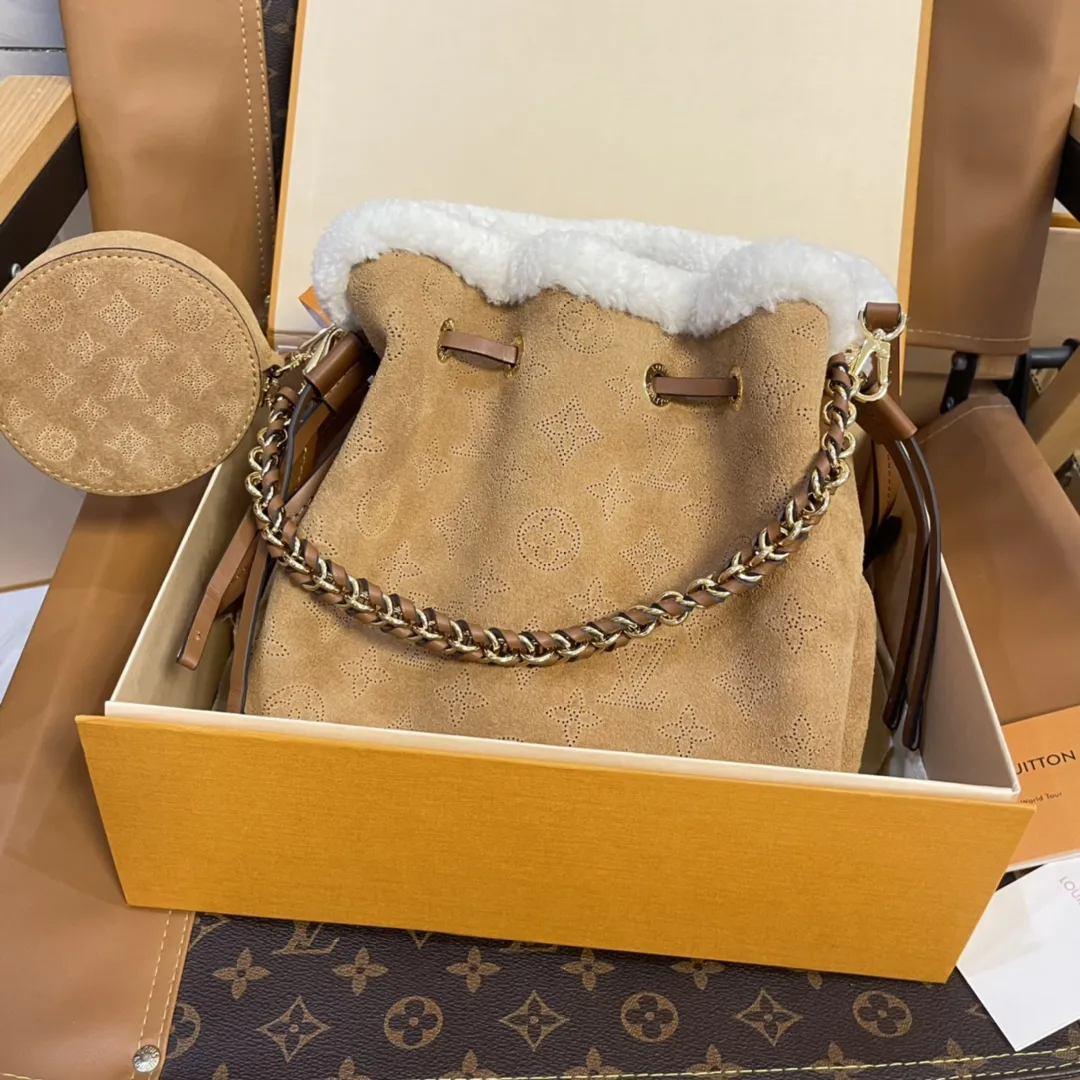 Louis Vuitton Shearling Bucket Bag 22cm/8.7in M11839