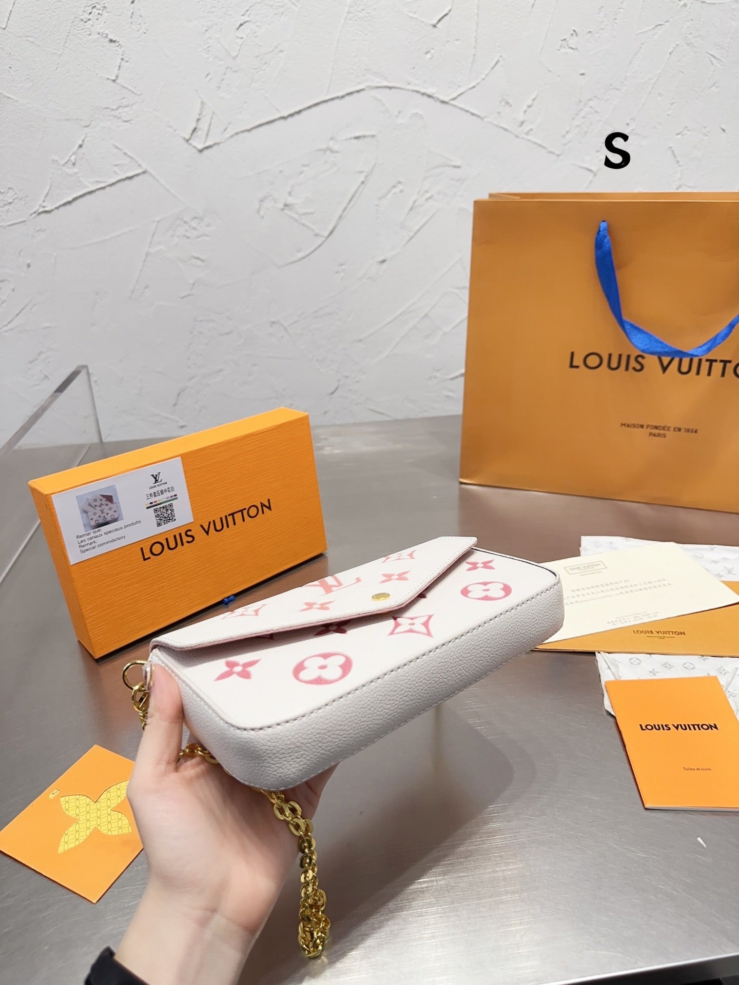 Louis Vuitton Felicie Pochette White And Pink 21Cm M82047