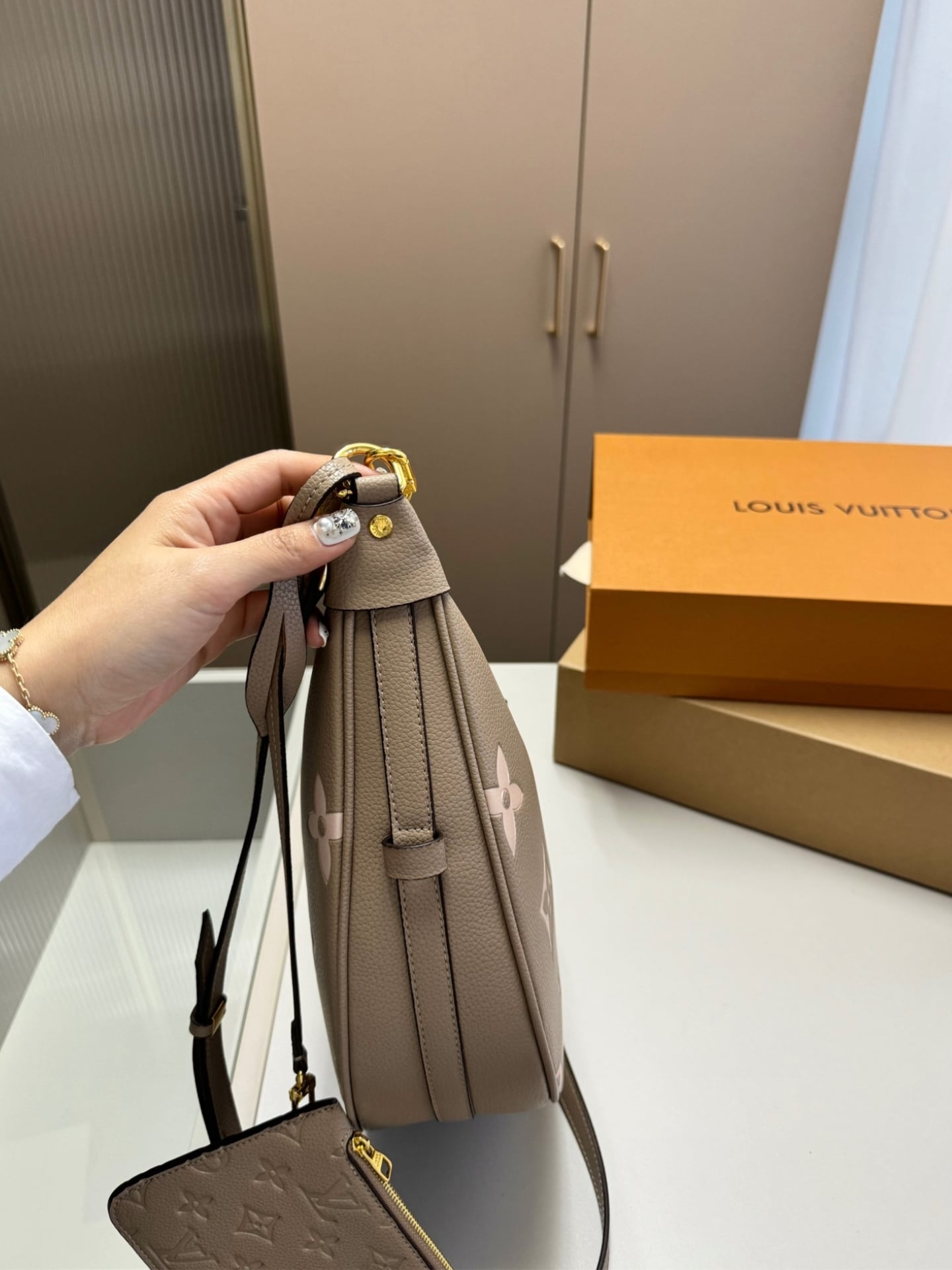 Louis Vuitton Loop Hobo Dove Gray 32Cm M46738