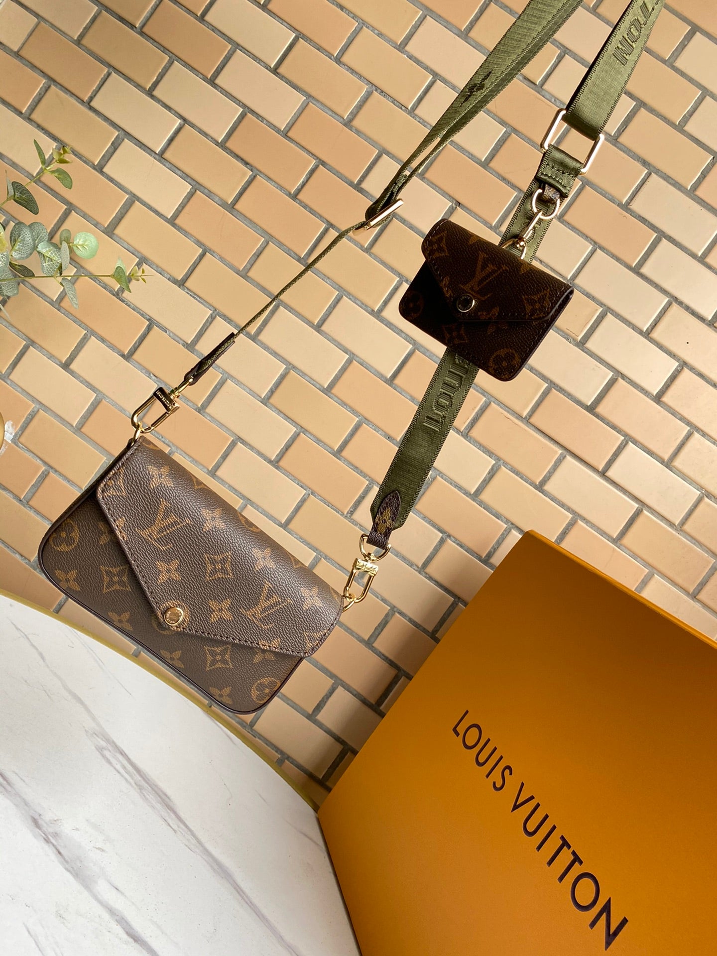 Louis Vuitton F Licie Strap Go 17Cm Green