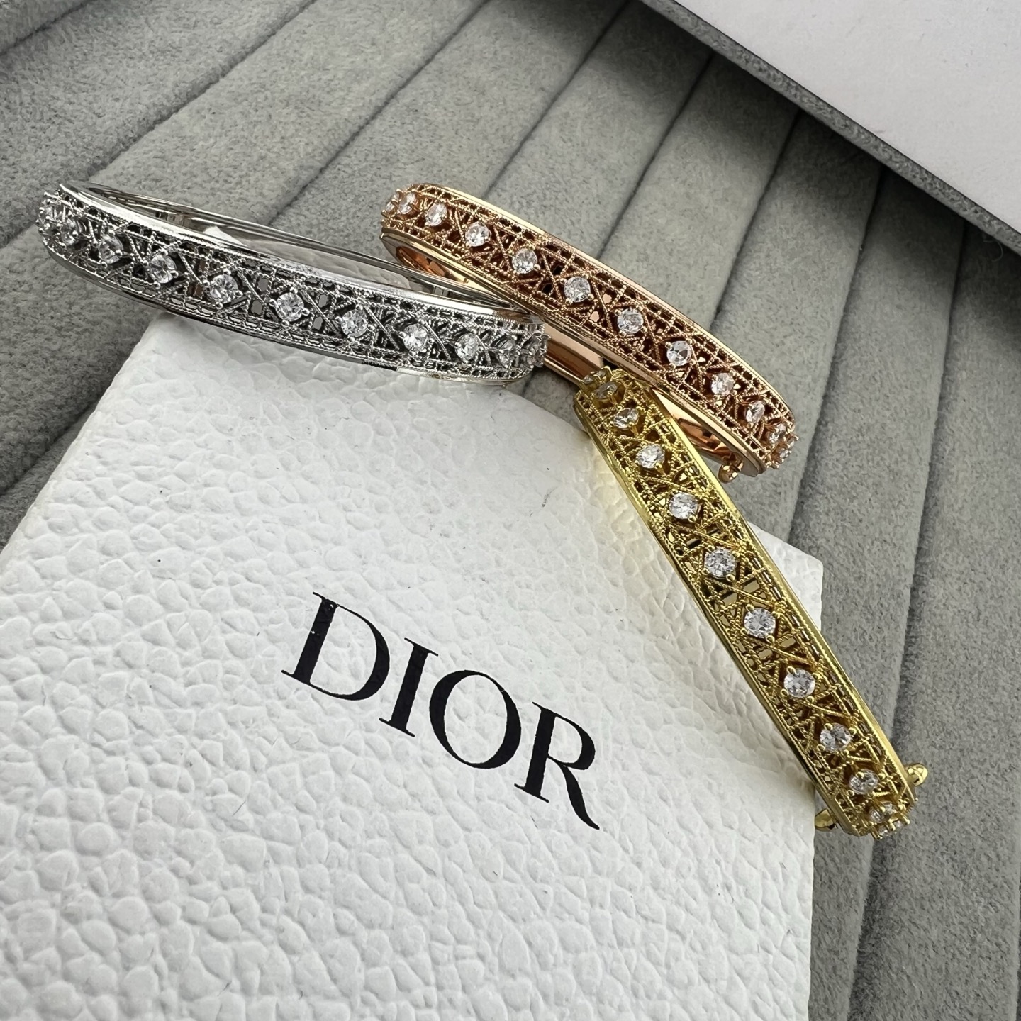 Twisted-rope diamond-pattern bracelet with a central diamond