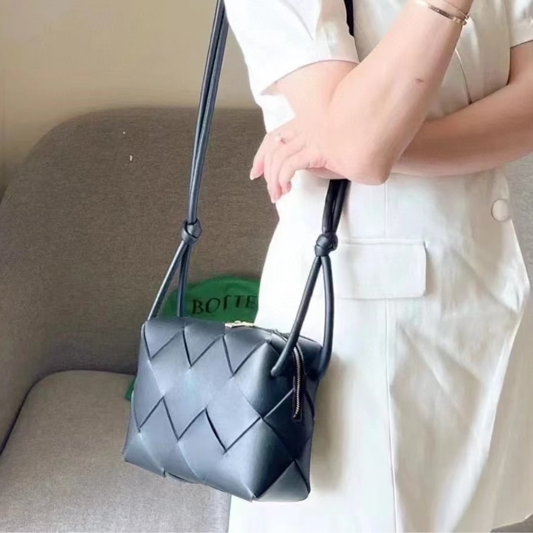 Bottega Veneta Small Camera Bag Mxn 52 400 Black 18Cm