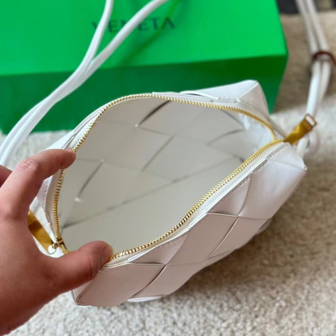 Bottega Veneta Small Camera Bag Mxn 52 400 White 18Cm