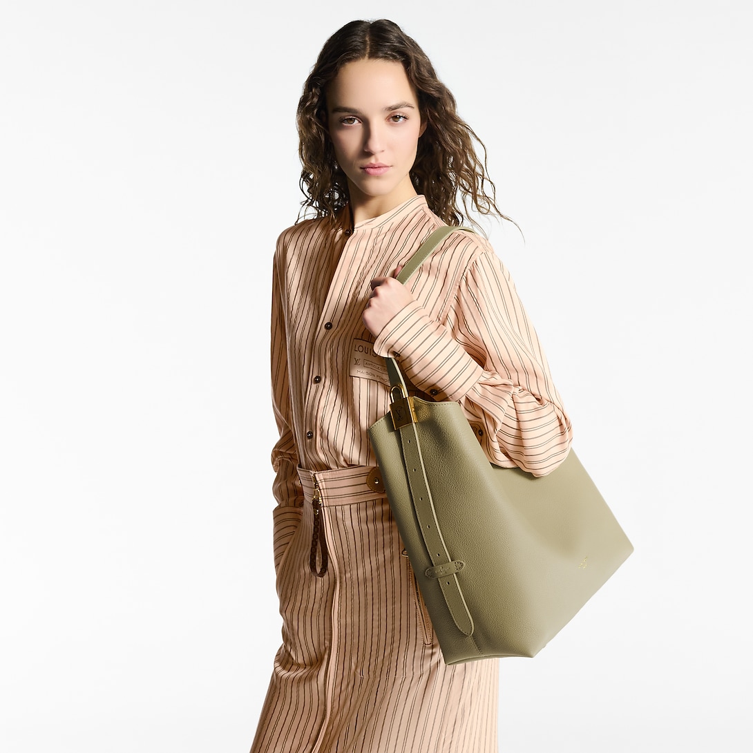 Louis Vuitton Low Key Hobo Mm M24988